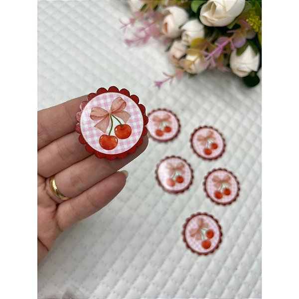 Aplique de Acrílico Simples Cereja Fundo Quadriculado - Unidade