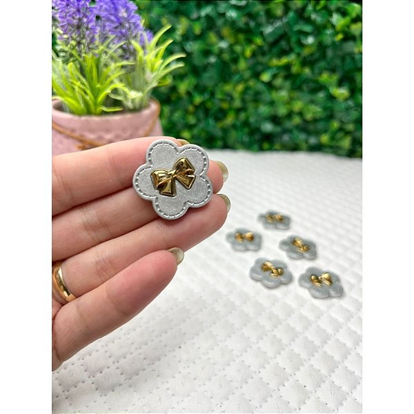 Aplique Flor Pespontada Prata com Laço Dourado 25mm - Unidade