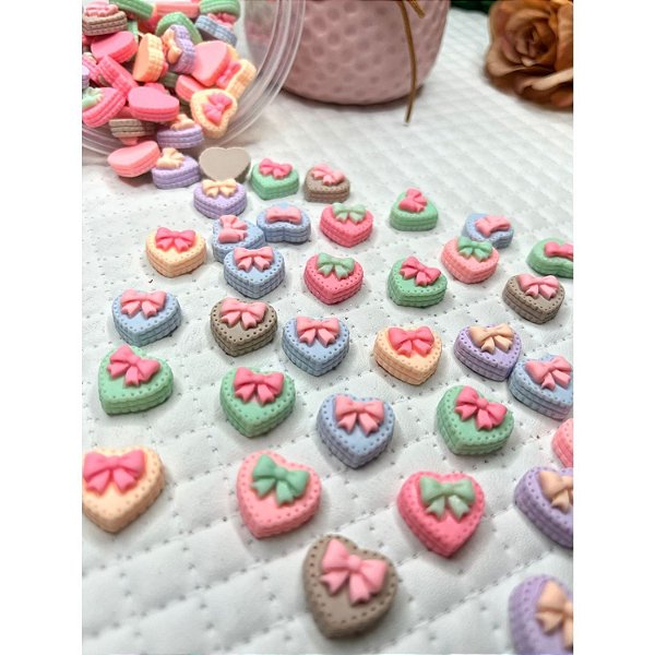 Aplique de Resina Coração com Laço - 5 Unidades Sortidas