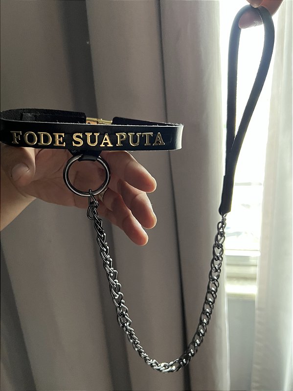 Coleira erótica - Fode Sua Puta em Couro com letras e correntes em Zamac com banho de verniz Italiano