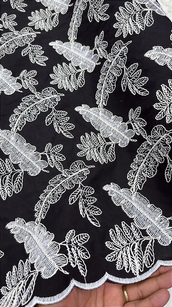 Lesse Preto com Branco Bordado