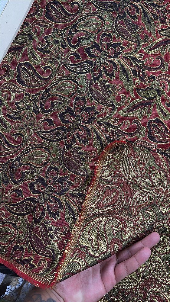 Jacquard Vermelho e Preto com Dourado