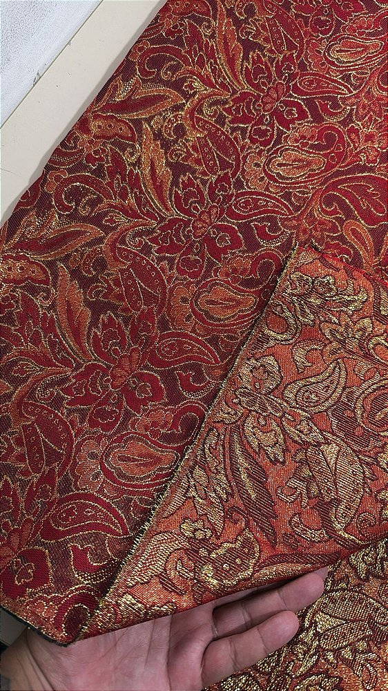 Jacquard Vinho Vermelho com Dourado