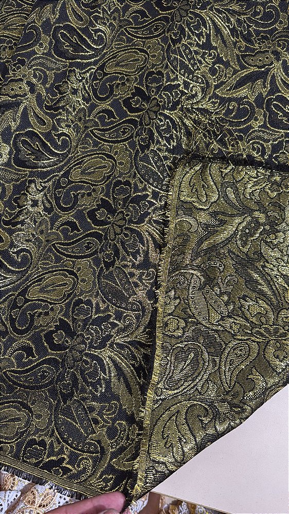 Jacquard Dourado com Preto