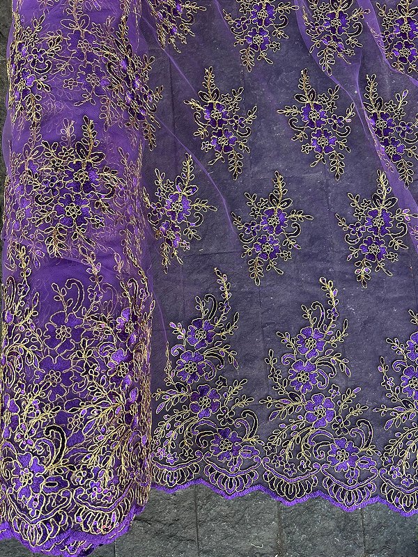 Tule Roxo com Dourado Bordado