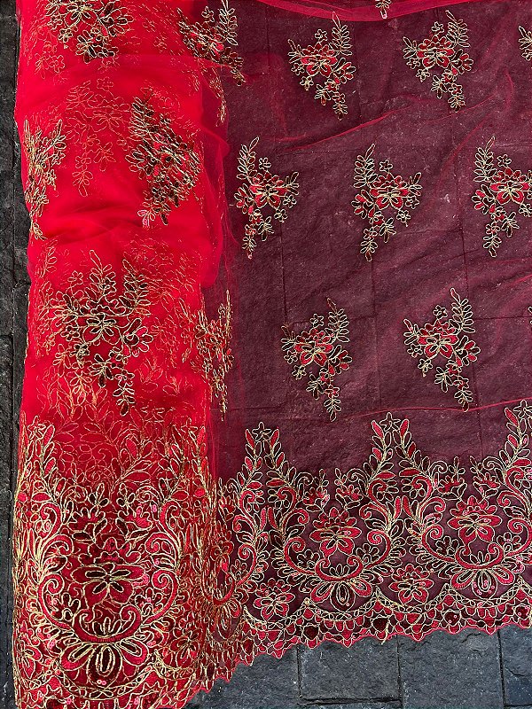 Tule Vermelho com Dourado Bordado