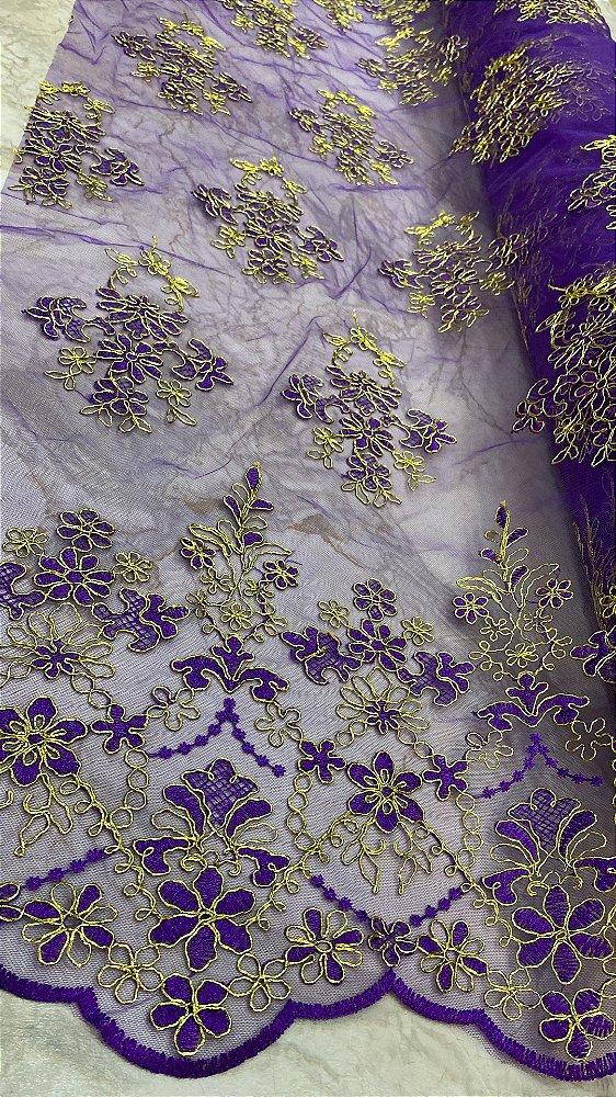 Tule Roxo fio Dourado Bordado