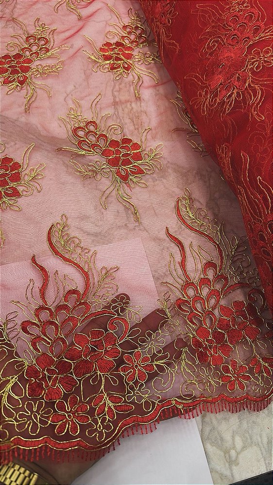 Tule Vermelho com Dourado Bordado