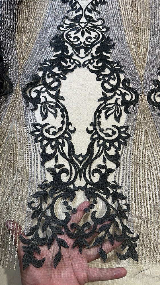 Tule Preto com Dourado Bordado