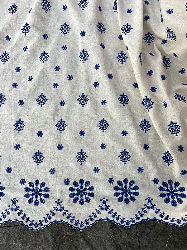 Linho Branco com Azul Bordado