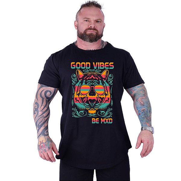 Camiseta Longline Estampada Plus Size MXD Conceito Manga Curta Leão Good Vibes