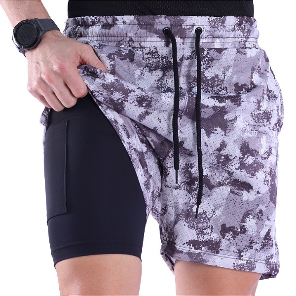 Bermuda Dupla 2 Em 1 Compressão com Suporte Toalha e Bolso Interno MXD Conceito Camuflado Cinza Neblina