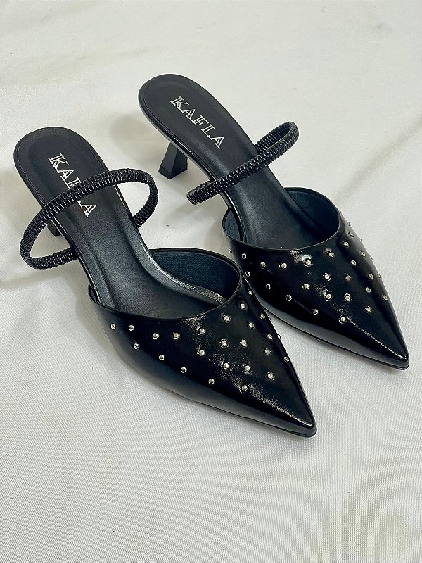 Scarpin Preto Verniz com Tachas Salto Médio Slingback Lavínia