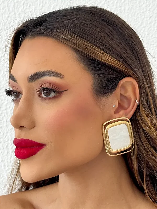 Brinco Folheado Resinado Dourado
