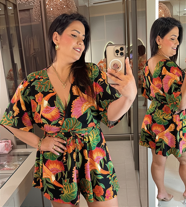 Macaquinho Nina Preto Folhagem Plus Size