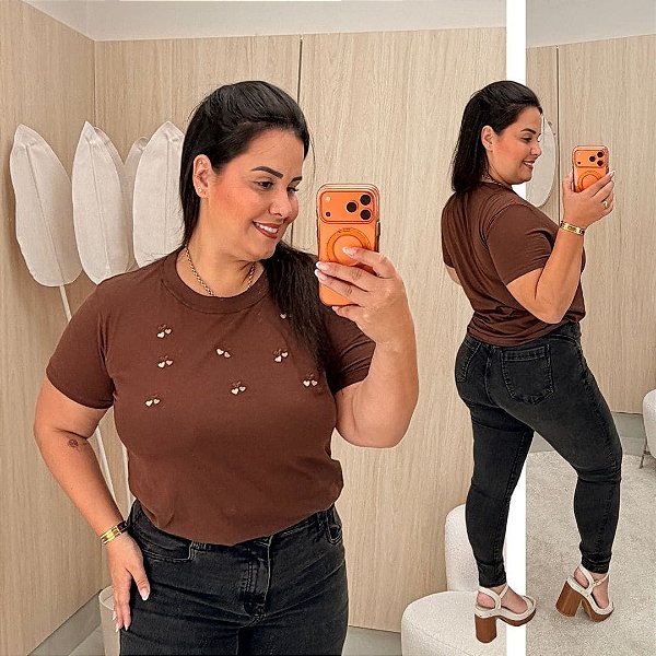 T shirt Bordada Coração Luiza Marrom Plus Size