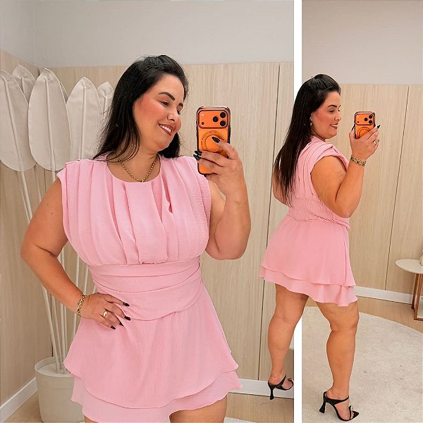 Macaquinho Babado Nicole Rosa Plus Size