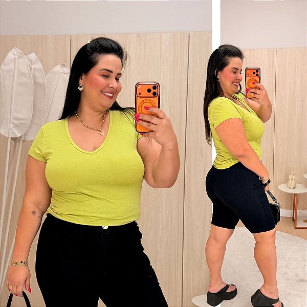 T shirt Básica Gola V Eloá Verde Plus Size