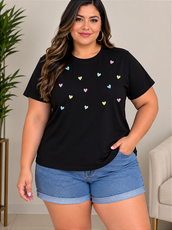T shirt Bordada Preta Corações Plus Size