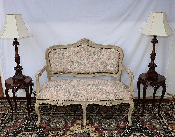 Sofá Luis XV entalhado com pátina