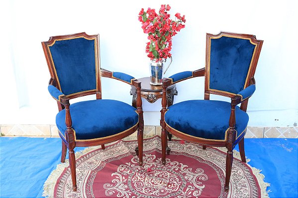 Par de Cadeiras de braços Estilo Luis XVI em Veludo novo. - Persa  Antiguidades Móveis Antigos originais tudo para decoração