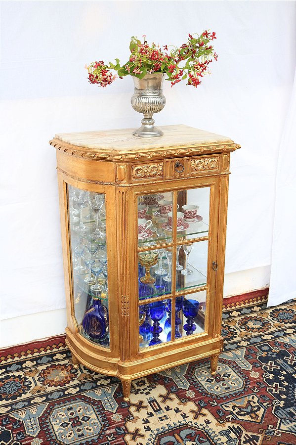 Vitrine de 1919 Bombê Louis XVI dourada com Pedra Ônix