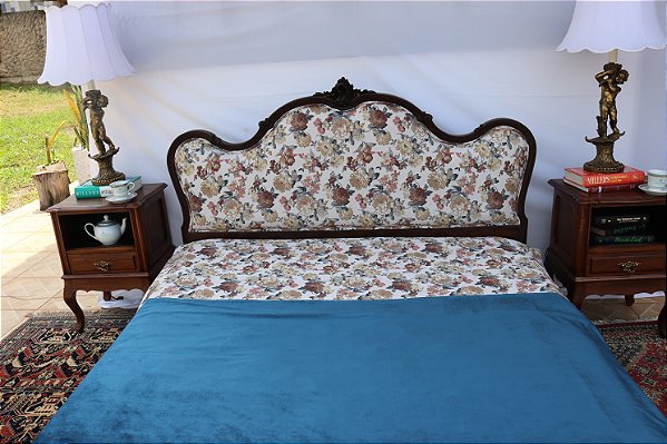 Cama Casal Luis XV em Jacarandá entalhada encosto estofado.