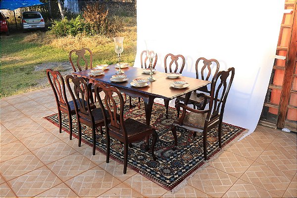 Jogo de mesa com 8 cadeiras em Jacarandá