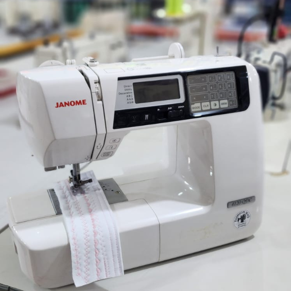 Máquina de Costura Doméstica Janome 4120QDC [USADA]