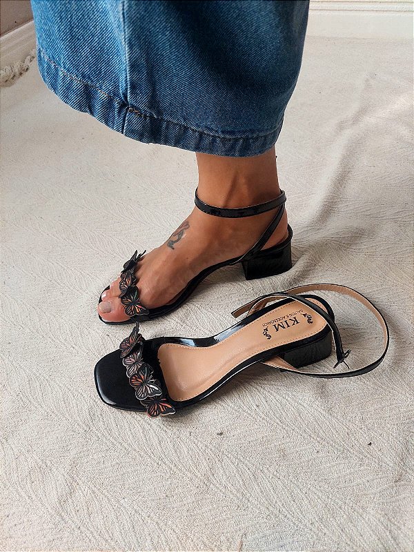 SANDALIA BORBOLETAS HOLOGRAFICAS PRETO VERNIZ SALTO 4CM