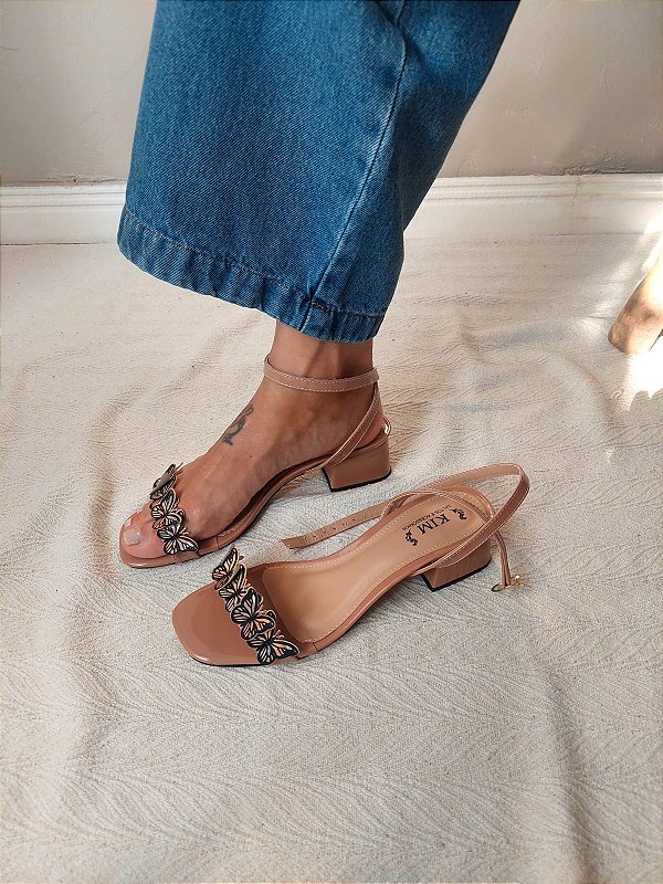 SANDALIA BORBOLETAS HOLOGRAFICA NUDE VERNIZ SALTO 4CM