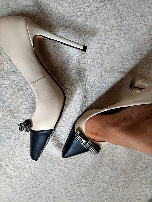 SCARPIN KARINA BICOLOR OFF WHITE E PRETO