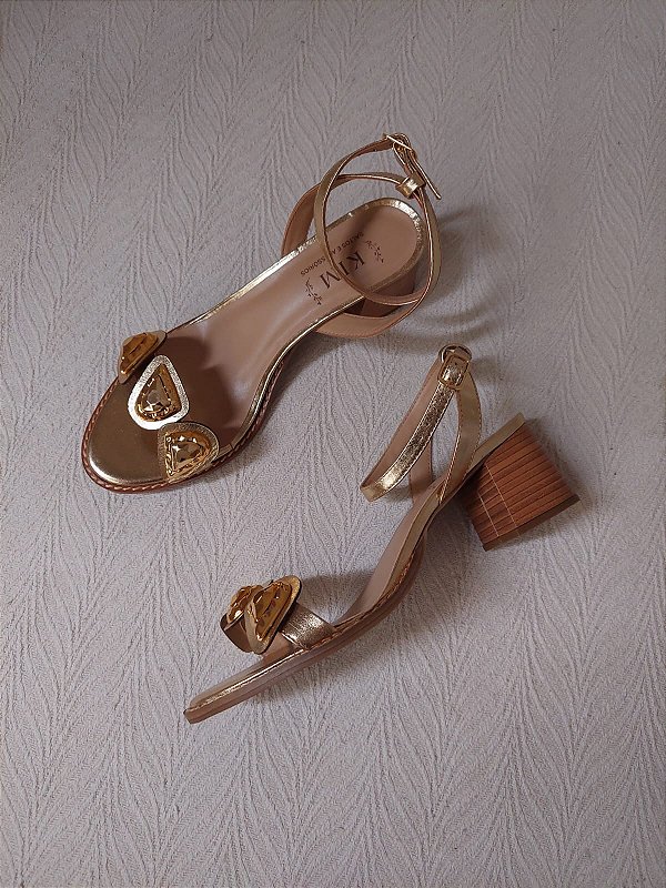 SANDALIA EM COURO ZAYA COM PEDRARIA DOURADA