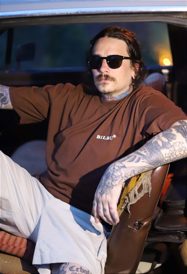 Camiseta PREMIUM OVERSIZED - ESTAMPA BILBU - MARROM
