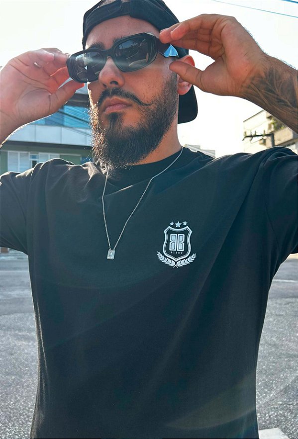 Camiseta PREMIUM OVERSIZED - ESTAMPA BRASÃO - PRETA