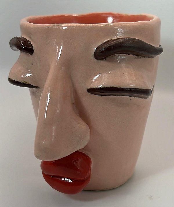 caneca artesanal cerâmica esculpida rosto Delicado