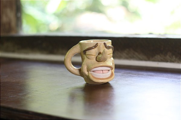 caneca artesnal cerâmica esculpida rosto Narizinho