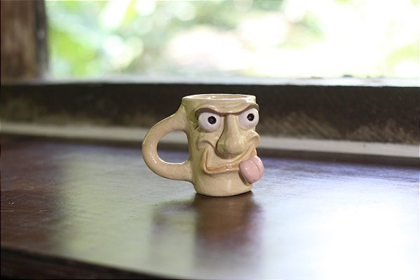 caneca artesanal cerãmica esculpida carinha de Terrível