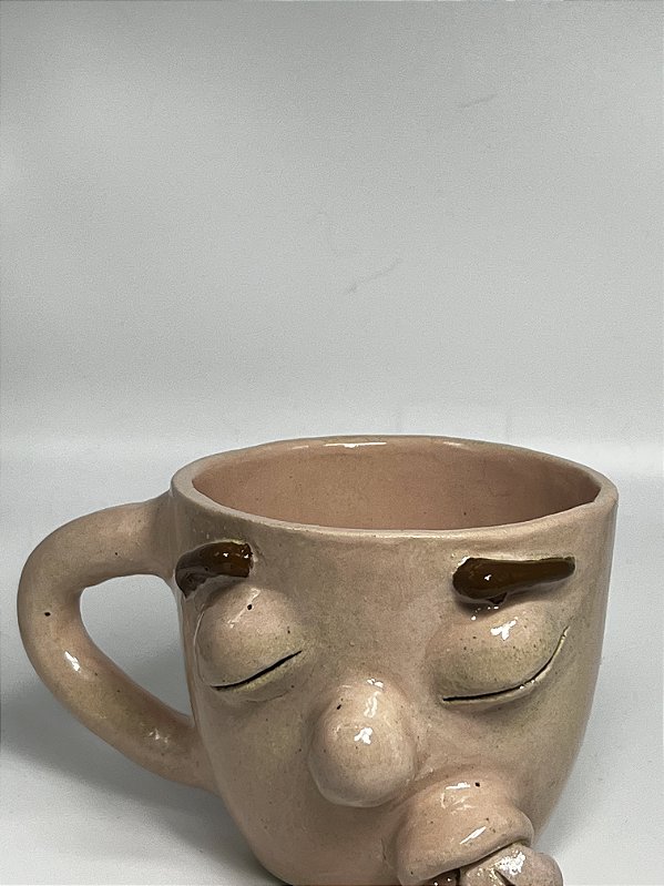 caneca artesanal cerãmica esculpida Sussa