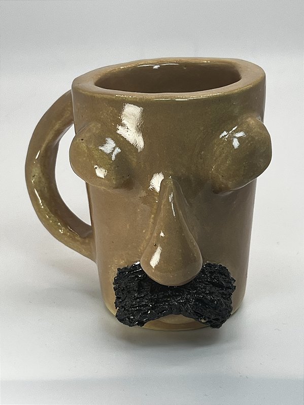 caneca artesanal cerãmica esculpida o Detetive