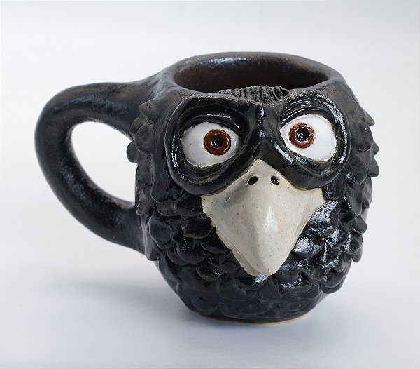 Caneca cerâmica artesanal corvo