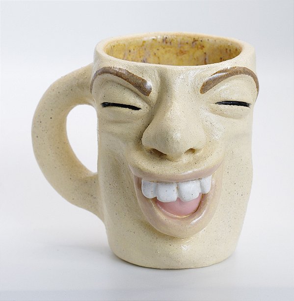 caneca artesanal cerãmica esculpida sorriso