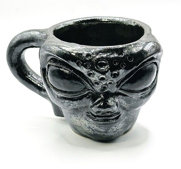 caneca artesanal cerãmica esculpida Et uno