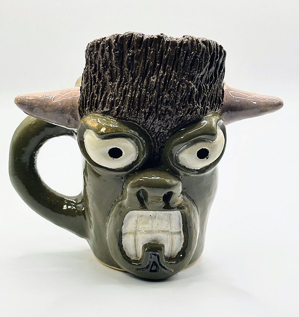 caneca artesanal cerãmica carinha esculpida do Temido