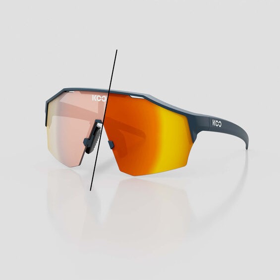 OCULOS KOO ALIBI ARMACAO AZUL FOSCA  E COR DA LENTE VERMELHA FOTOCROMATICA