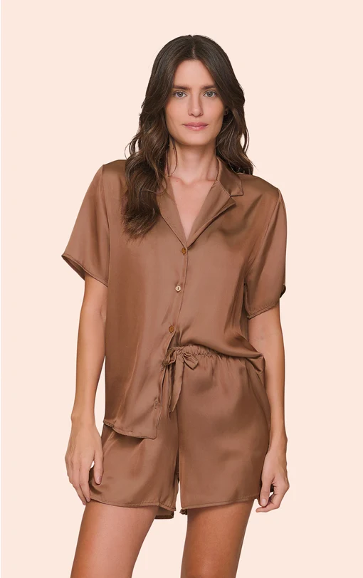 Pijama Aberto Feminino em Satinê Camisa com Botões e Shorts Brown Glow