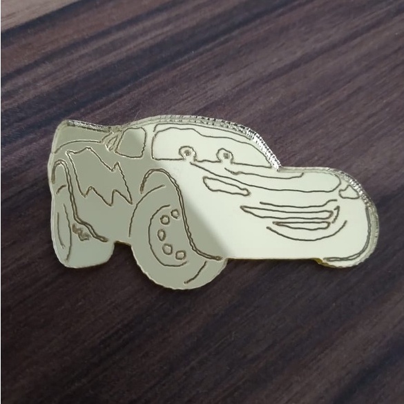 Aplique Carros Macqueen 10 unidades acrílico dourado