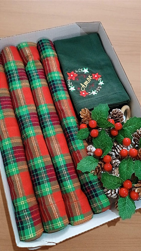 Kit Natalino de 6 lugares com jogo americano,guardanapo e porta guardanapo