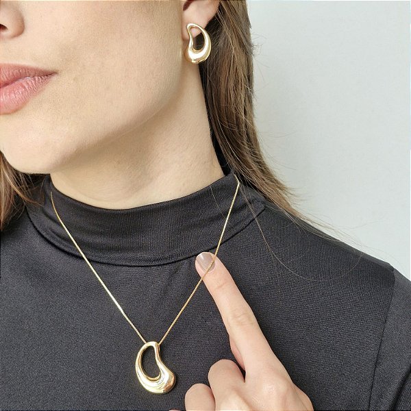 Conjunto Colar e Brincos Forma Dourado — Elegância orgânica em puro movimento