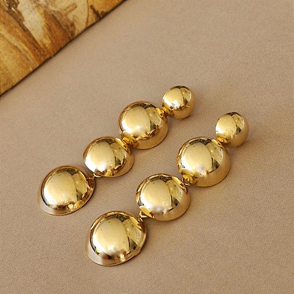 Brinco Luna – Elegância em movimento